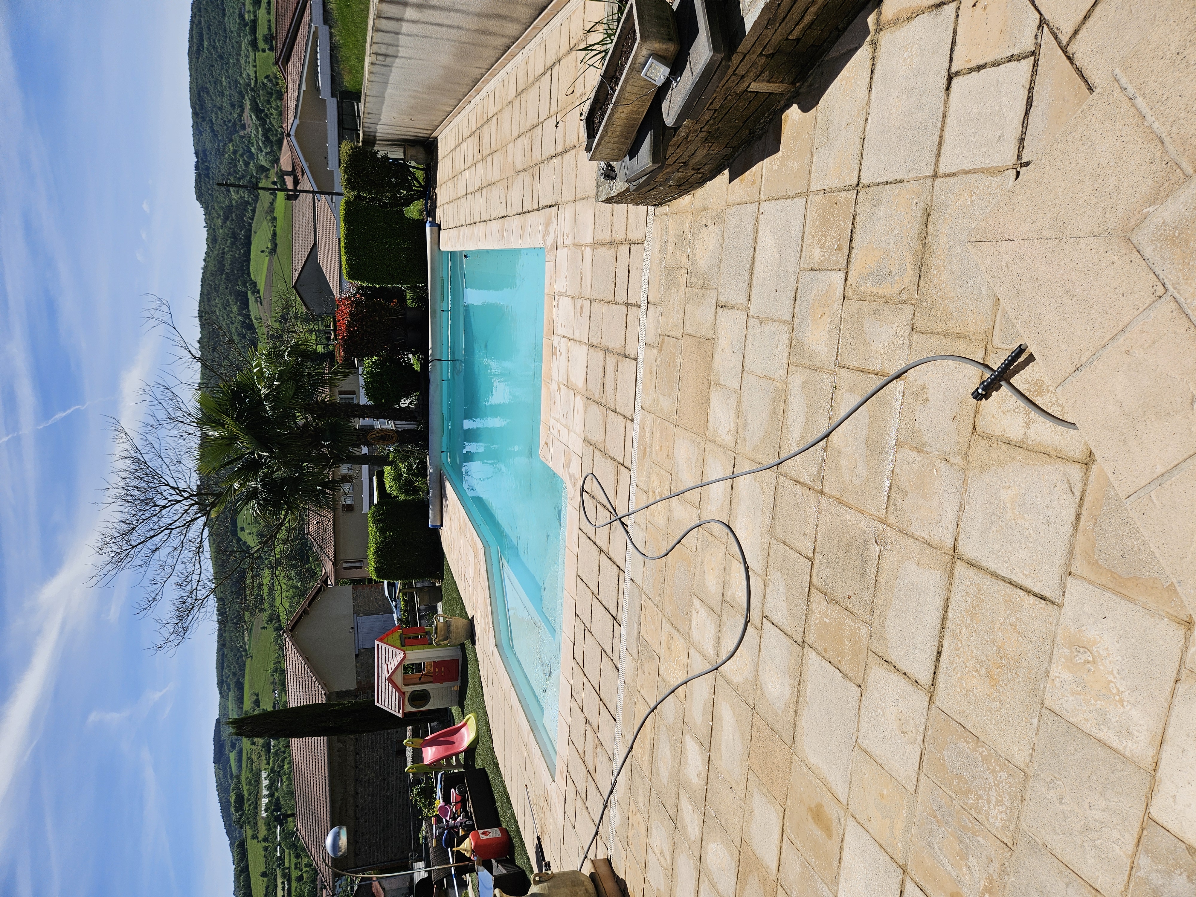 Terrasse de piscine après nettoyage